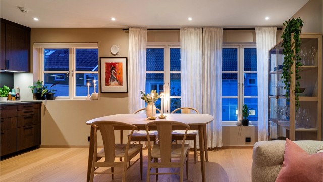 Det er flott en-stavs parkett på gulv. Det er gulvvarme i første etasje (foruten soverom).