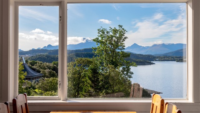 Fra vinduet er det utsyn mot Ellingsøy kirke og fjordlandskapet.