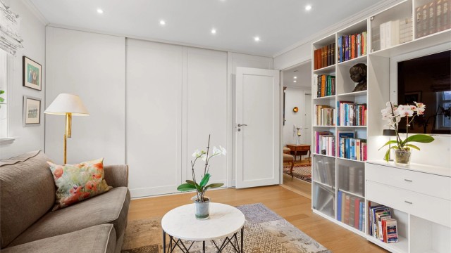 Også her er det gode oppbevaringsmuligheter med innebygget skyvedørsgarderobe.