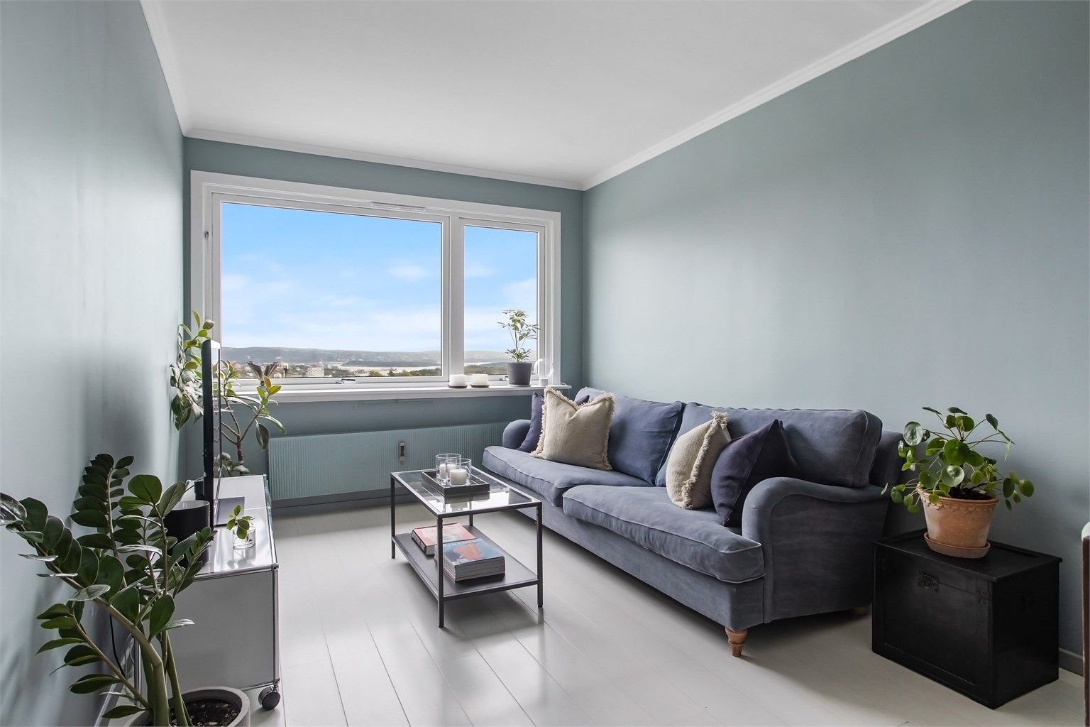 Leiligheten ble oppgradert i 2017 med HTH kjøkken og nyere overflater. Baderommet ble totalrenovert i 2025. Alle vegger sparklet og malt samme år