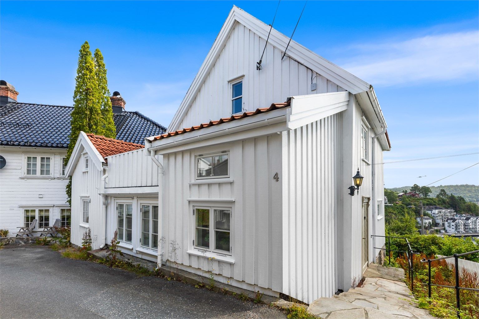 Eneboligen har en klassisk sørlandsstil med hvitmalt trepanel. Tilbygg er fra rundt 2001.