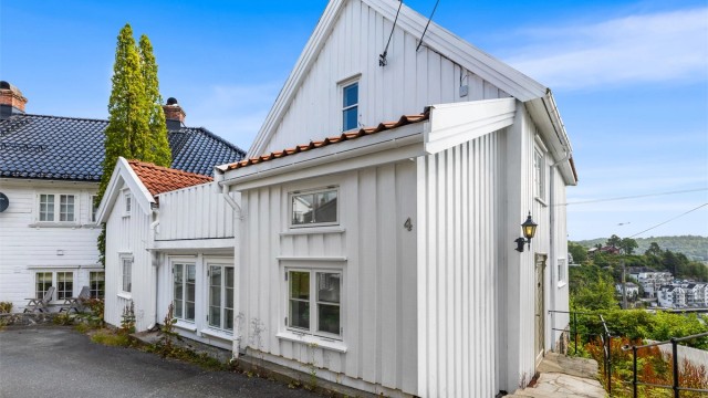 Eneboligen har en klassisk sørlandsstil med hvitmalt trepanel. Tilbygg er fra rundt 2001.