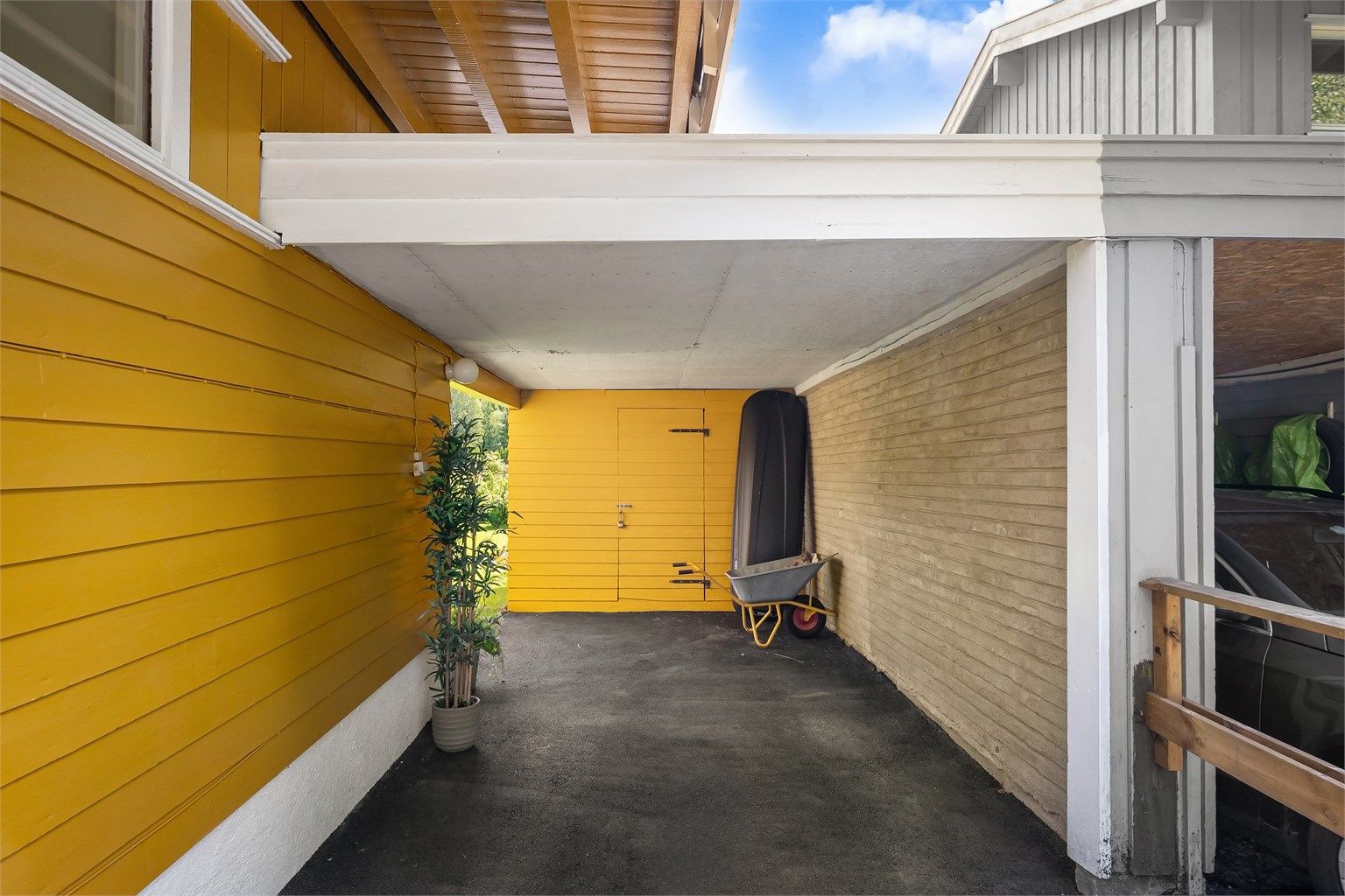 Til eiendommen hører en carport med en tilhørende, uisolert utebod på 9 m².