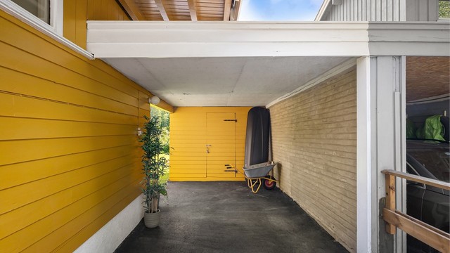 Til eiendommen hører en carport med en tilhørende, uisolert utebod på 9 m².