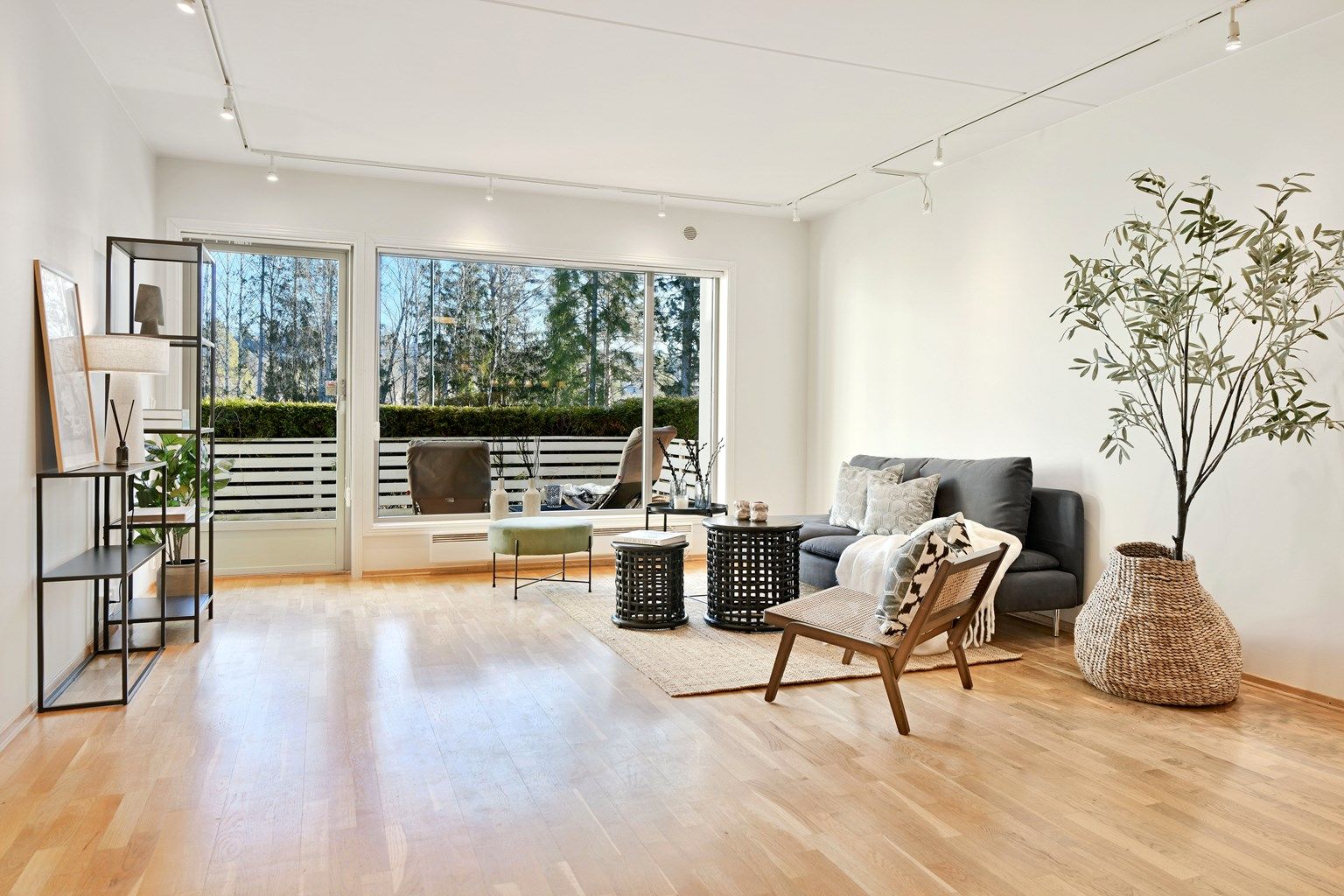 Sebastian Håbesland v/Krogsveen presenterer Jordbærsletta 30 - sentrumsnær og romslig 3-roms - lys stue med store vindusflater