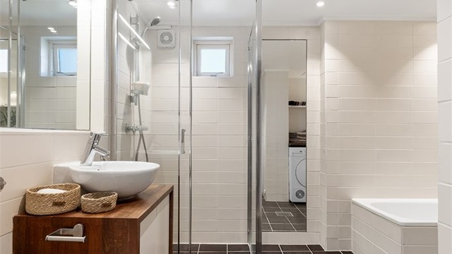Pent og flislagt baderom med elektrisk gulvvarme og mekanisk avtrekk samt justerbare LED downlights