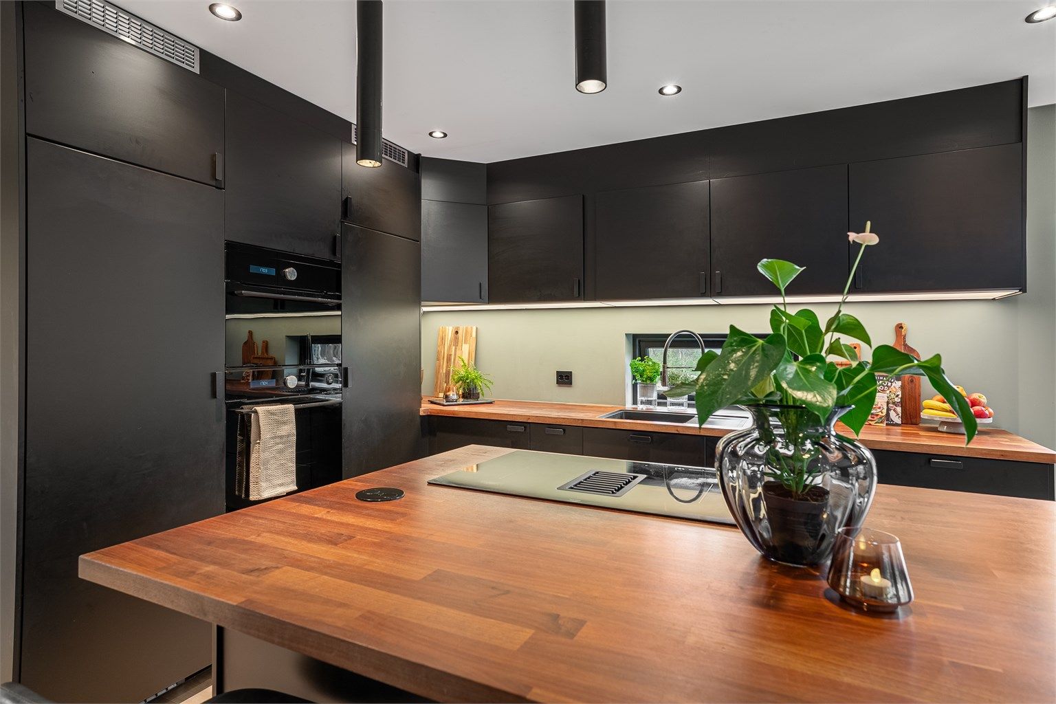 Kjøkkeninnredning fra IKEA med god skap-/benkeplass