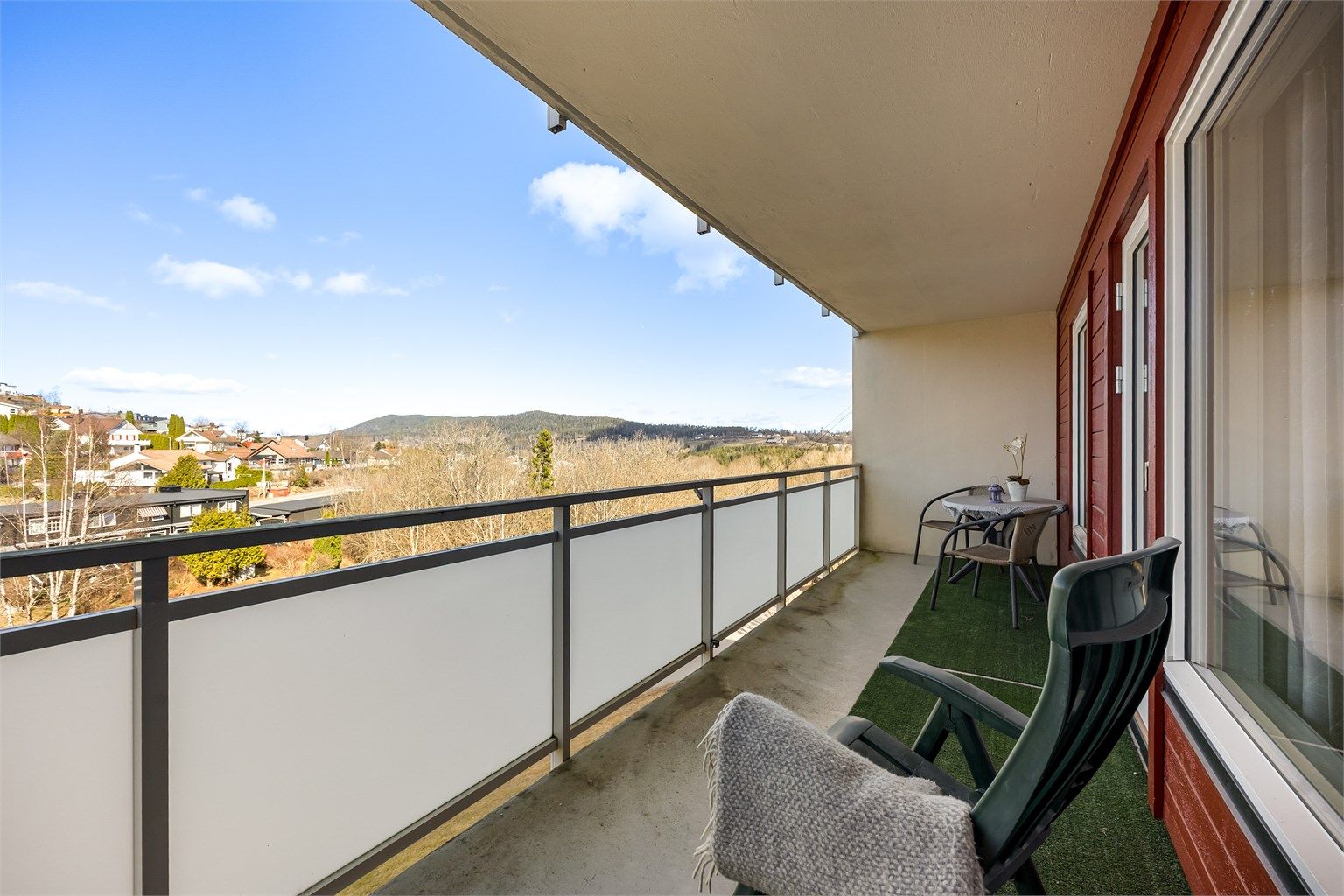 Fra stuen er det utgang til hovedbalkongen på 13 m². Til sammen har leiligheten 21 m² med privat uteplass.