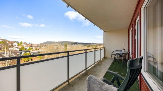 Fra stuen er det utgang til hovedbalkongen på 13 m². Til sammen har leiligheten 21 m² med privat uteplass.