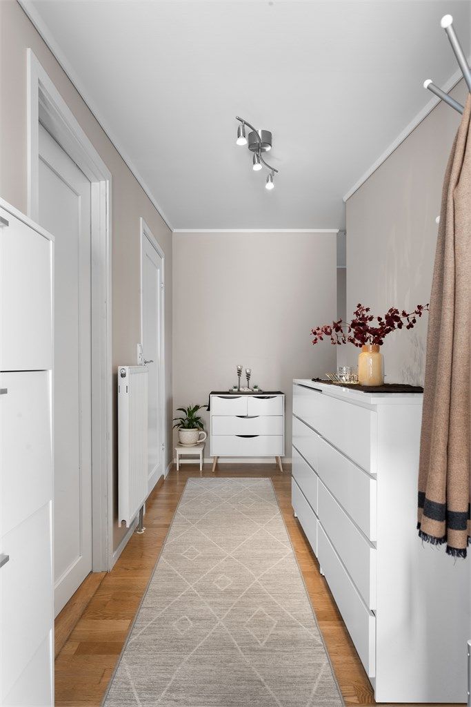 Entréen har god plass til oppbevaringsmøbler for yttertøy og sko.