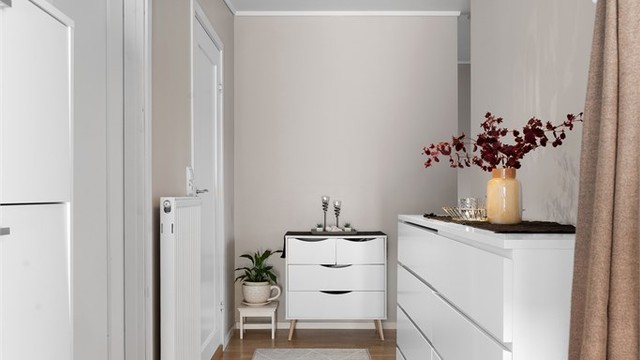 Entréen har god plass til oppbevaringsmøbler for yttertøy og sko.