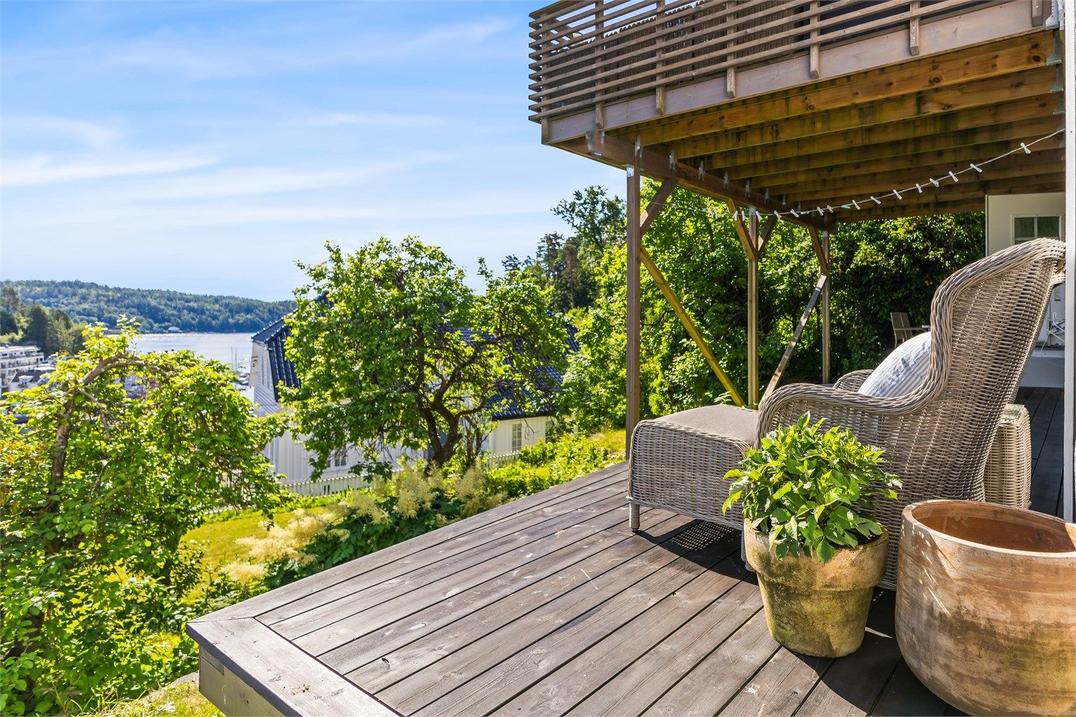 Også fra den nedre terrassen er det fin utsikt mot fjorden.