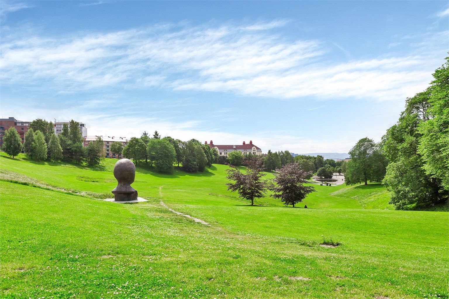 Nærområdet - De kjente grønne lungene Torshovdalen, Botanisk hage og Tøyenparken/Ola Narr er populære rekreasjonsområder som ikke ligger langt unna.