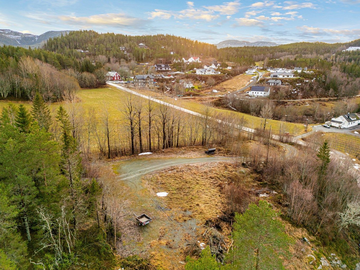 Eiendommen ligger skjermet til i Råkvåg - et idyllisk og naturskjønt tettsted beliggende i Indre Fosen, og er betraktet som et av Norges 20 best bevarte tettsteder. 