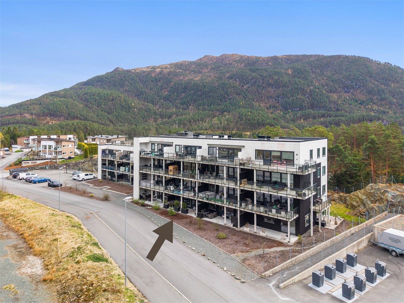 Kollektivtilbudet tilknyttet boligen er bra, med nærmeste busstopp kun en fem minutters gange fra boligen