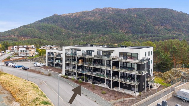 Kollektivtilbudet tilknyttet boligen er bra, med nærmeste busstopp kun en fem minutters gange fra boligen