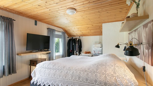 Hovedsoverommet har plass til dobbeltseng og garderobeløsning.