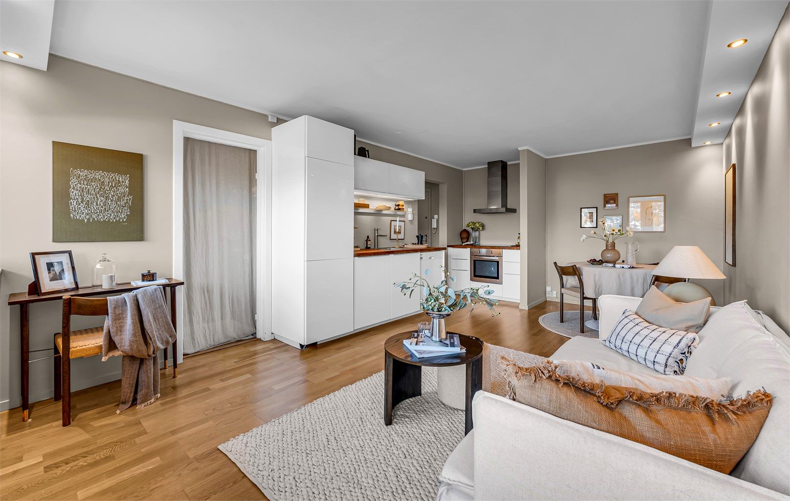 Stuen og kjøkkenet er holdt i en åpen løsning og er et sosialt samlingspunkt i boligen.