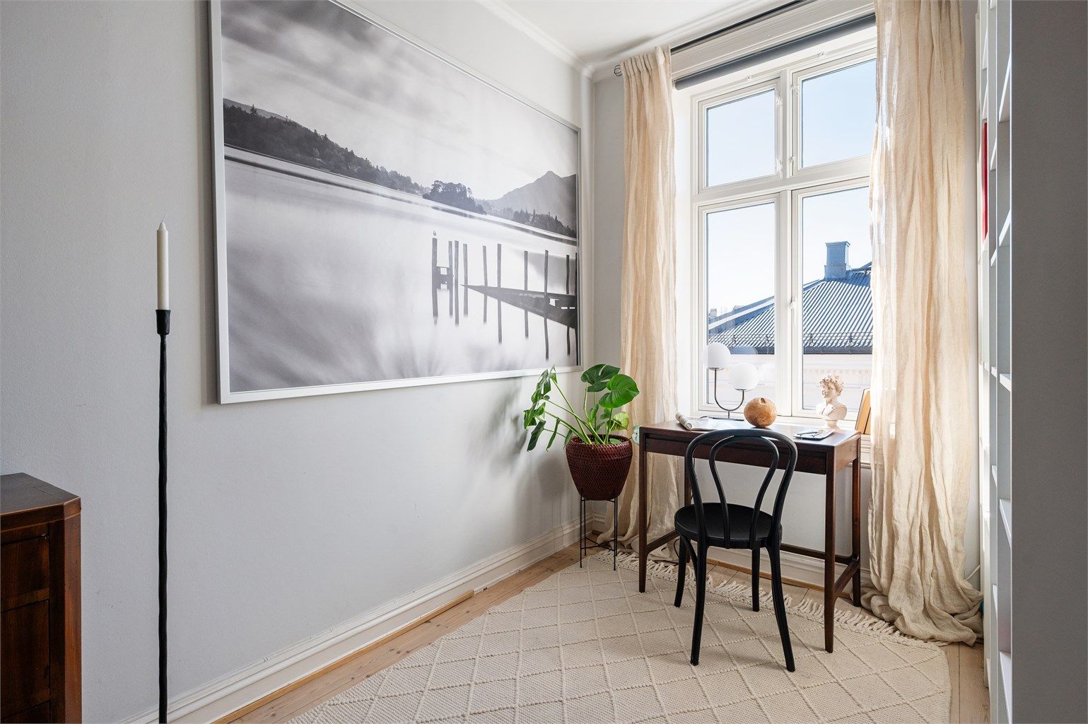 Leilighetens fleksible planløsning tilrettelegger enkelt for soner som hjemmekontor.