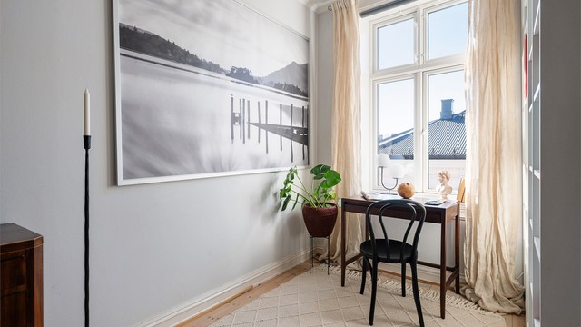 Leilighetens fleksible planløsning tilrettelegger enkelt for soner som hjemmekontor.