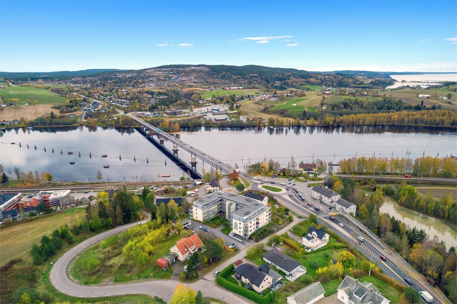 Fetsund bru over Glomma med turstier og rekreasjonsområder like ved.