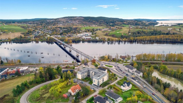 Fetsund bru over Glomma med turstier og rekreasjonsområder like ved.