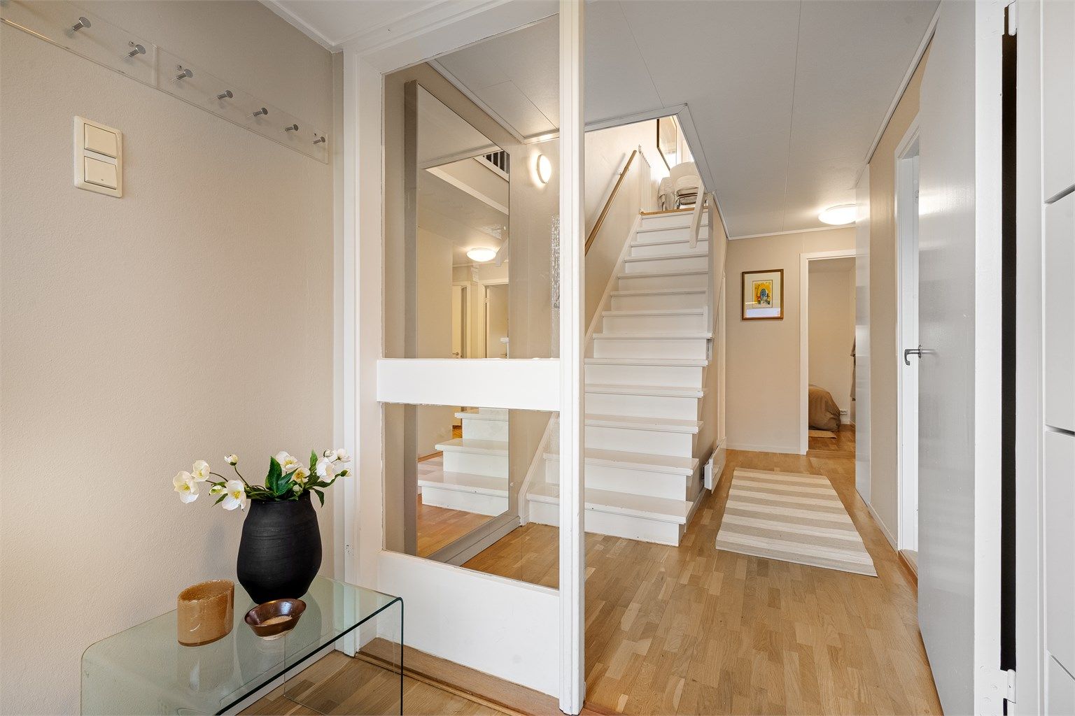 Lys og innbydende entré.