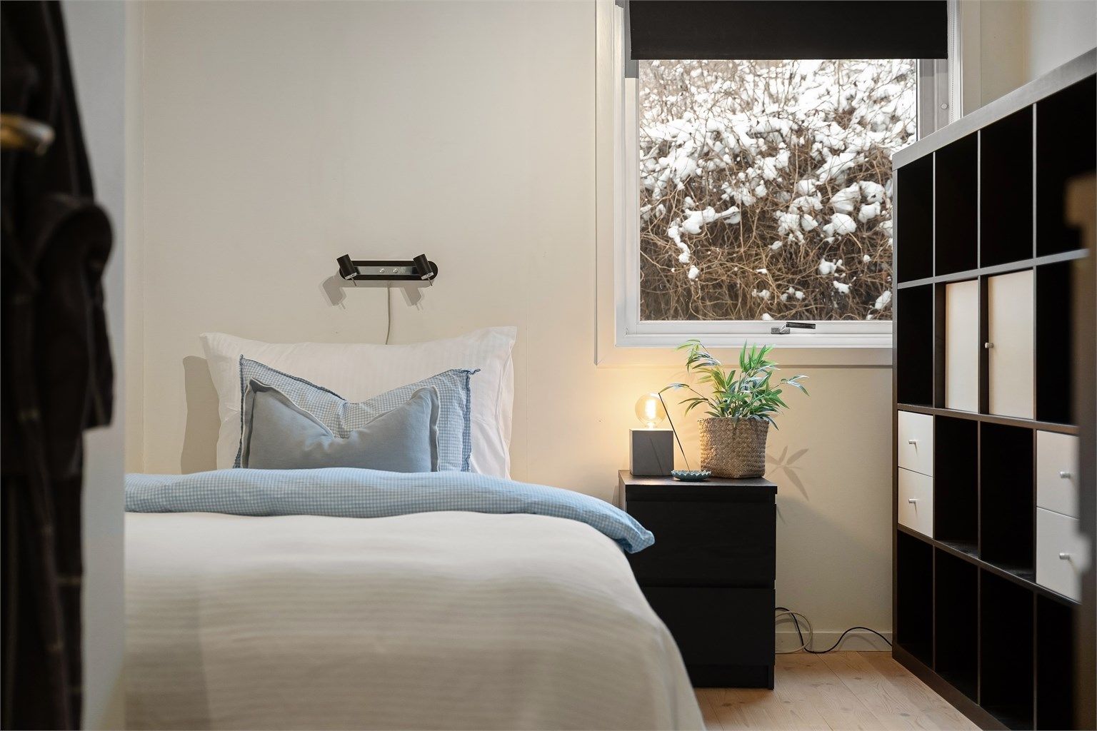 Soverom i påbygget med furugulv og plass til garderobeløsning.