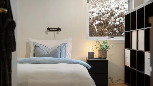 Soverom i påbygget med furugulv og plass til garderobeløsning.