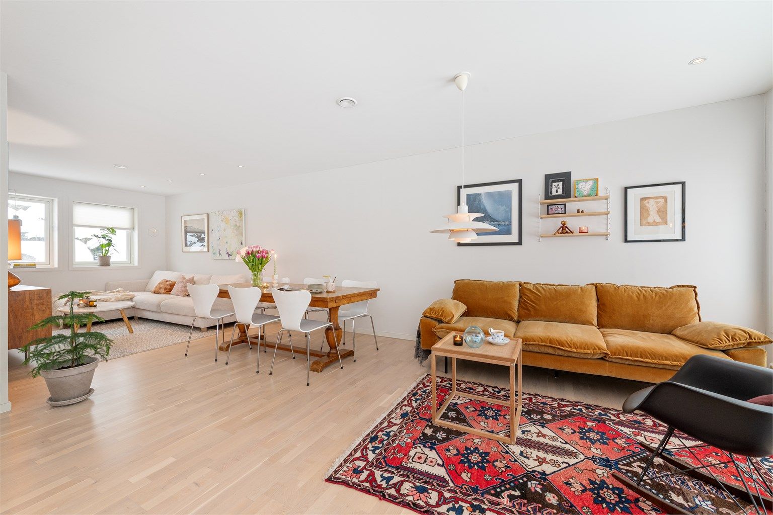 Stuen har store vindusflater som slipper inn rikelig med naturlig lys.