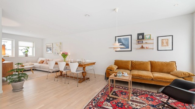 Stuen har store vindusflater som slipper inn rikelig med naturlig lys.