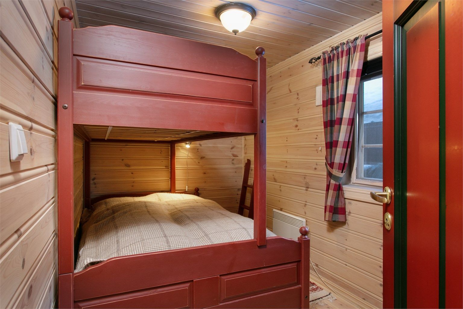 Soverom 3 med familiekøyseng og frittstående garderobeskap