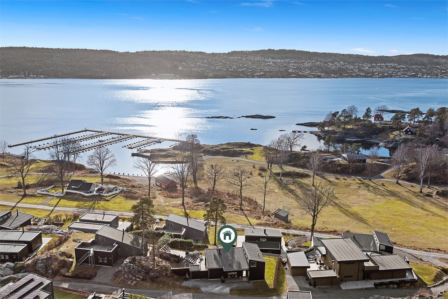 Fra hytte er det kort avstand ned til sjøen og til den populære restauranten på øya.