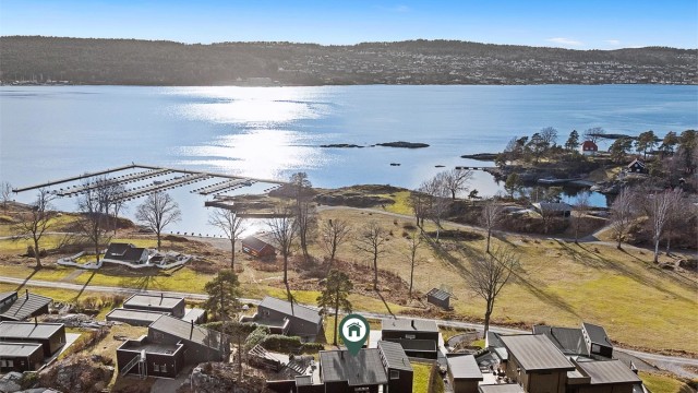 Fra hytte er det kort avstand ned til sjøen og til den populære restauranten på øya.