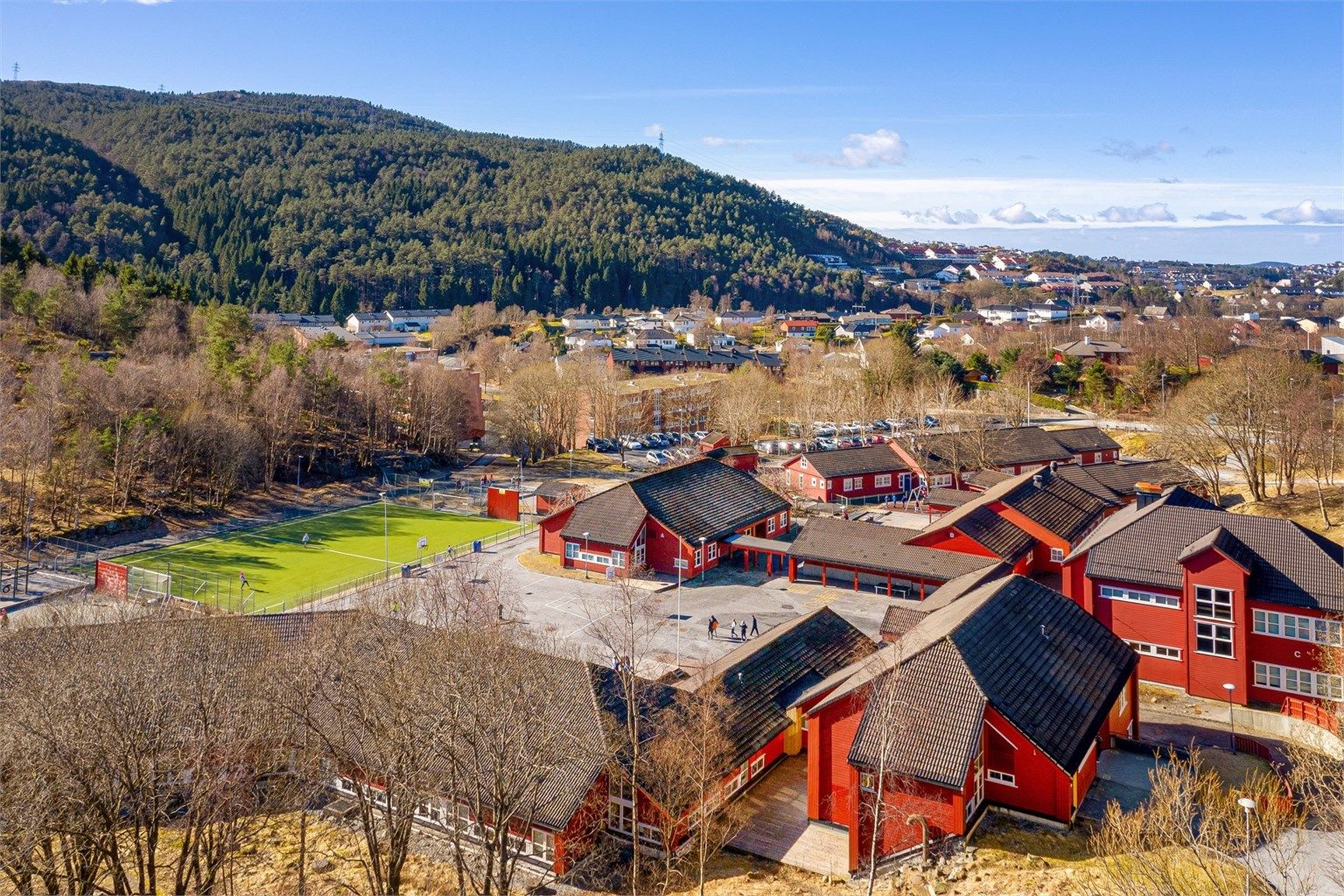 Flaktveit barneskole og barnehage ligger innen gangavstand