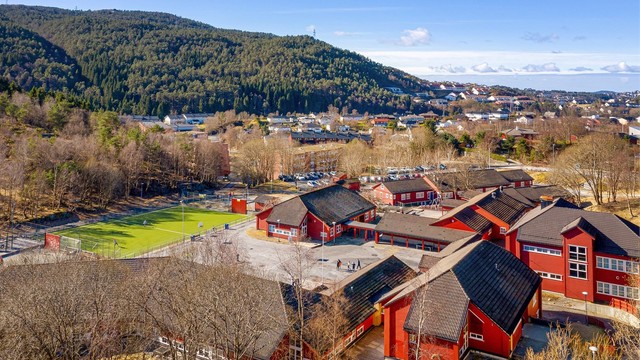 Flaktveit barneskole og barnehage ligger innen gangavstand