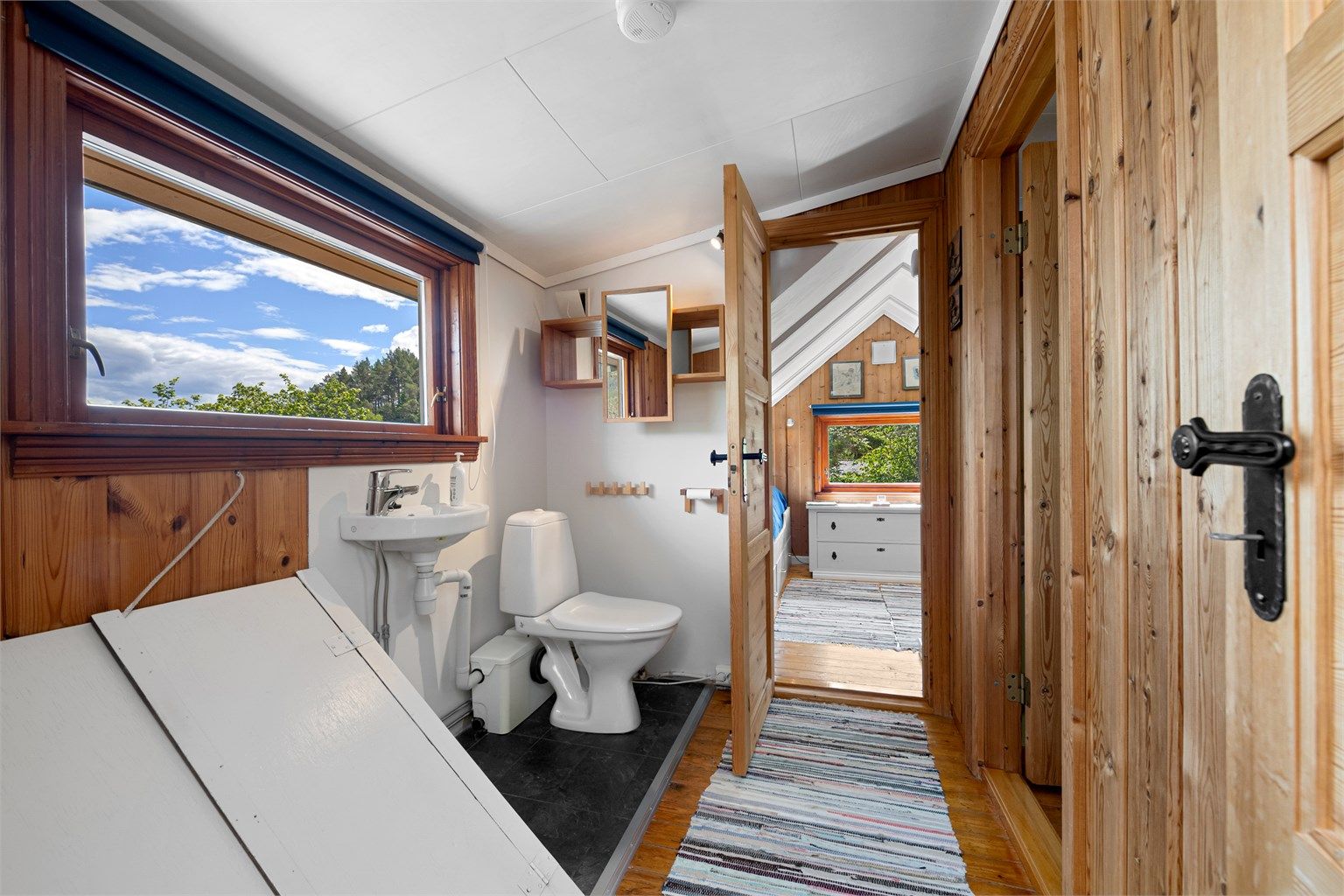 Gang/wc i loftsetasjen på hovedhytten