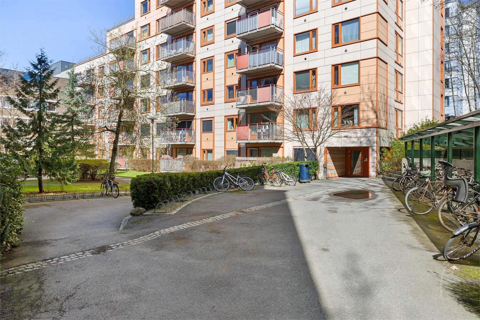 Fellesområdene er pent opparbeidet med internstier, plenarealer og sykkelparkering.