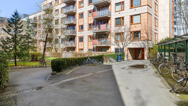 Fellesområdene er pent opparbeidet med internstier, plenarealer og sykkelparkering.