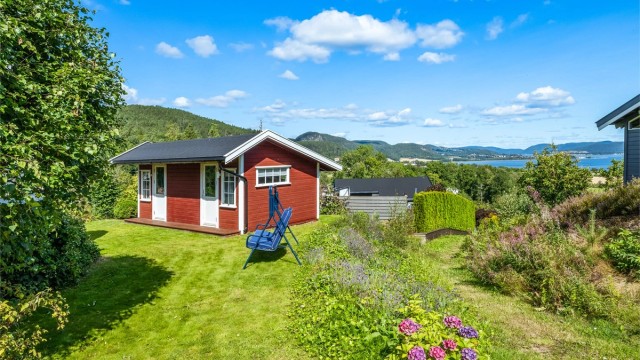 Frittstående, uisolert anneks fra 2017 med to innredede gjesterom - Ikke godkjent, se punkt under ferdigattest.