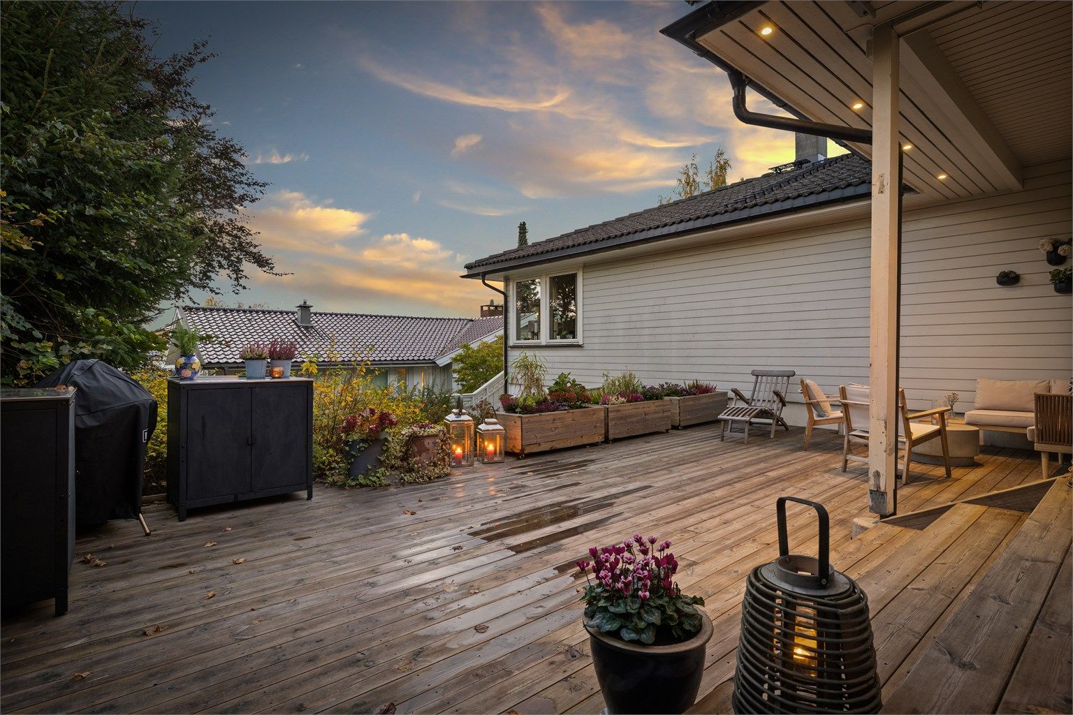 Romslig vestvendt terrasse som ligger skjermet til