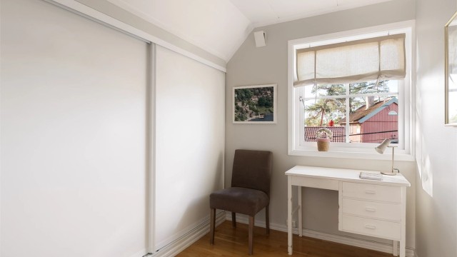 Soverom 4 med skyvedørsgarderobe