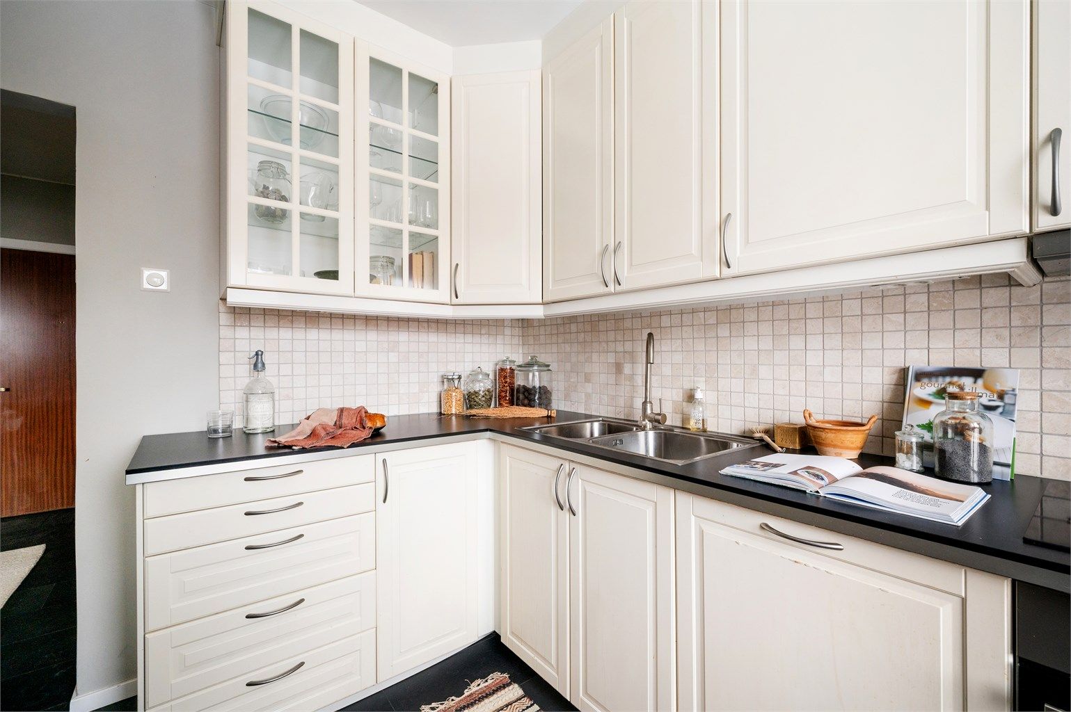 Gode oppbevaringsmuligheter i skuffer og skap, inkludert et praktisk vitrineskap.