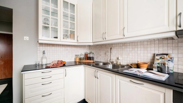 Gode oppbevaringsmuligheter i skuffer og skap, inkludert et praktisk vitrineskap.