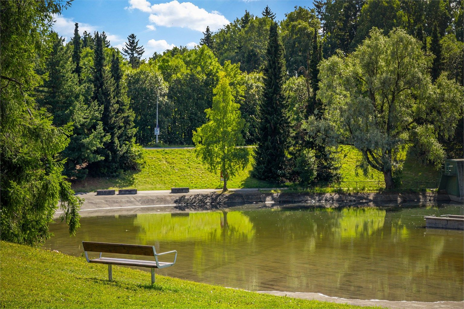 Kort vei til badedammen ved Tonsenhagen Torg. Badedammen ble i fjor oppgradert med blått flagg. Blått flagg symboliserer en trygg vannkvalitet og et sikkert badested, i tillegg til økt fokus på bærekraft og miljø