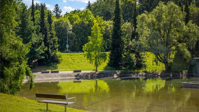 Kort vei til badedammen ved Tonsenhagen Torg. Badedammen ble i fjor oppgradert med blått flagg. Blått flagg symboliserer en trygg vannkvalitet og et sikkert badested, i tillegg til økt fokus på bærekraft og miljø