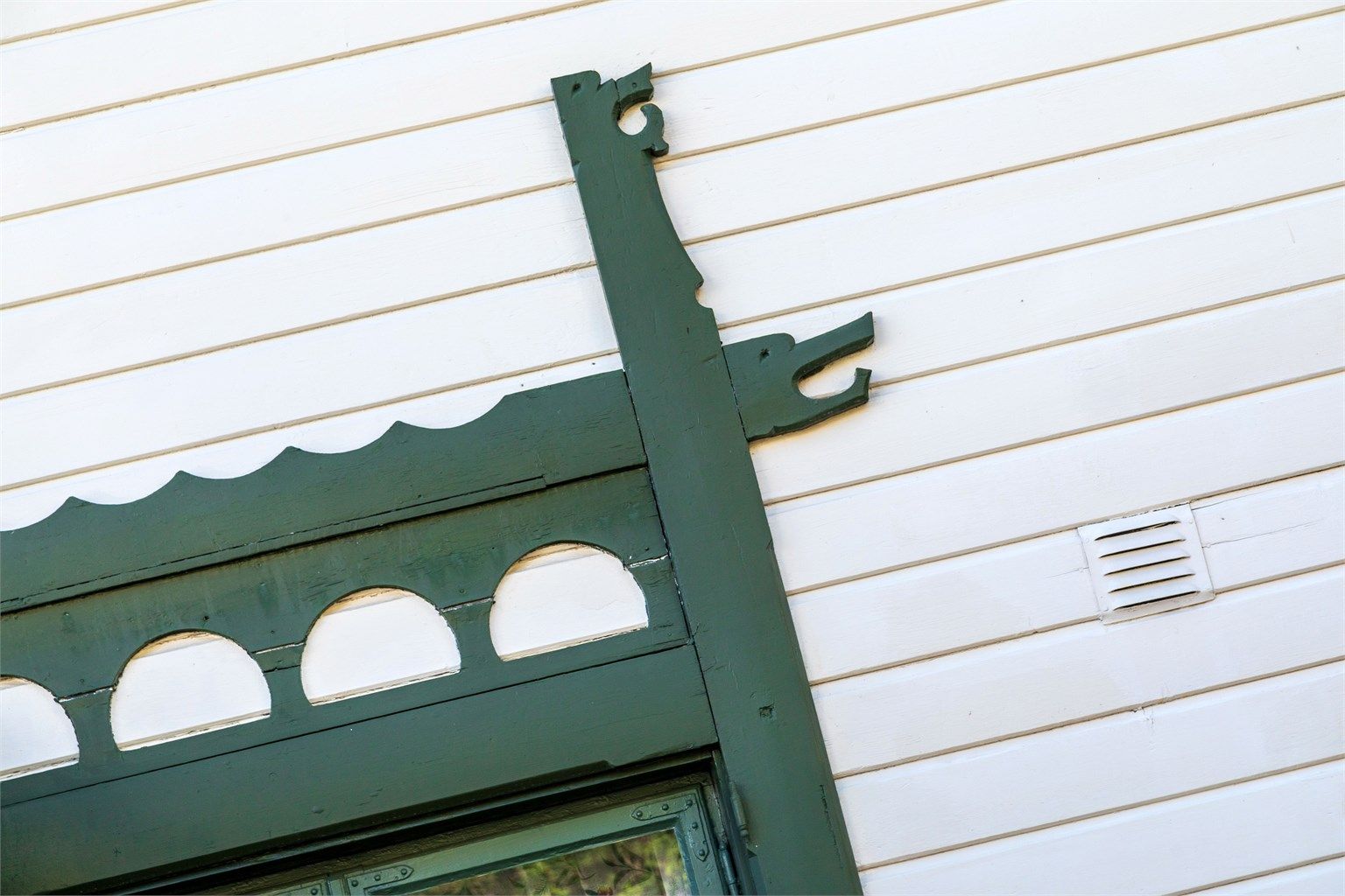 Originale detaljer er bevart og vedlikeholdt og det er elementer av "dragestil" på huset