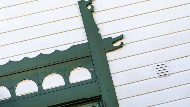 Originale detaljer er bevart og vedlikeholdt og det er elementer av "dragestil" på huset