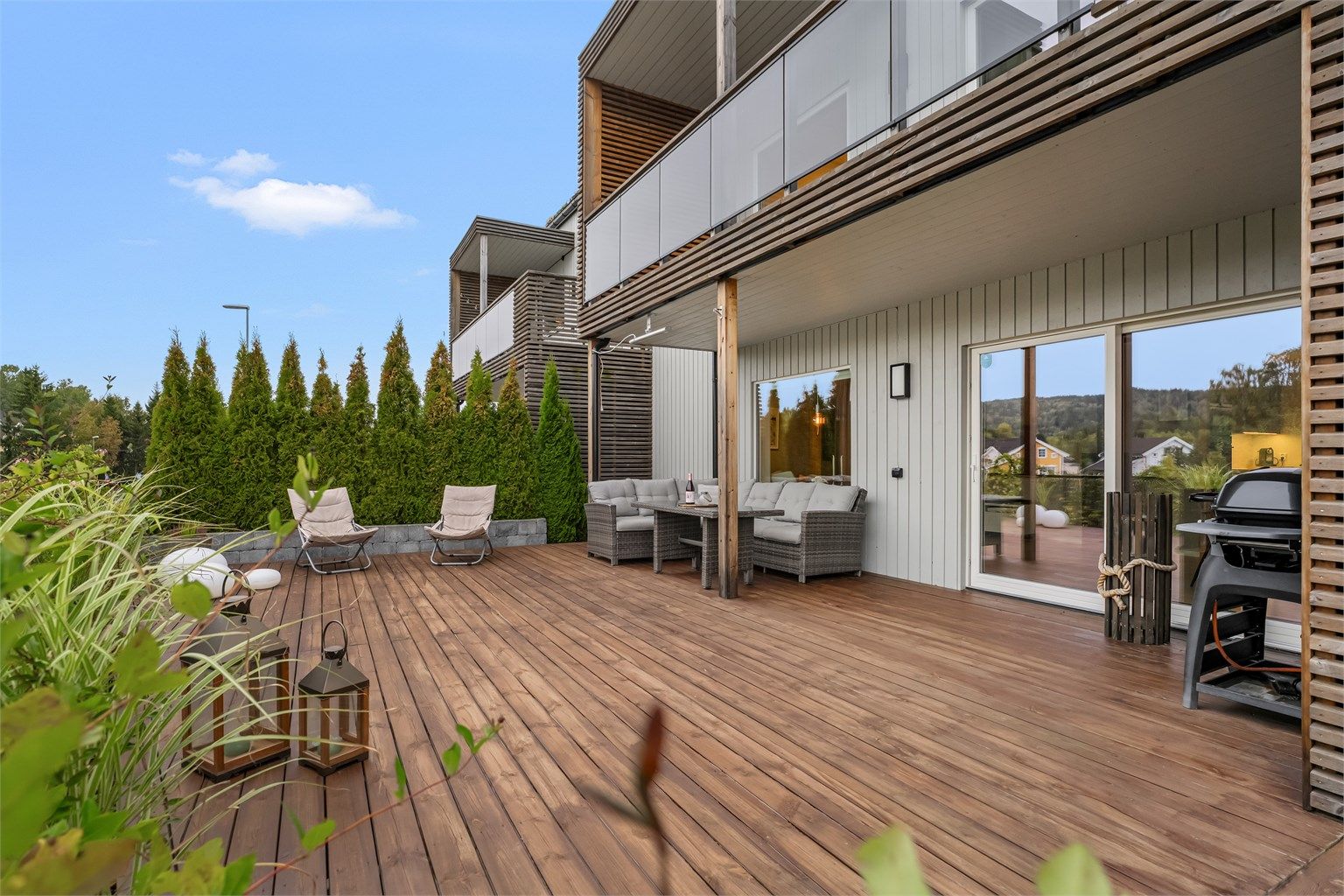 Boligen har romslig terrasse med god plass til flere sittegrupper.
