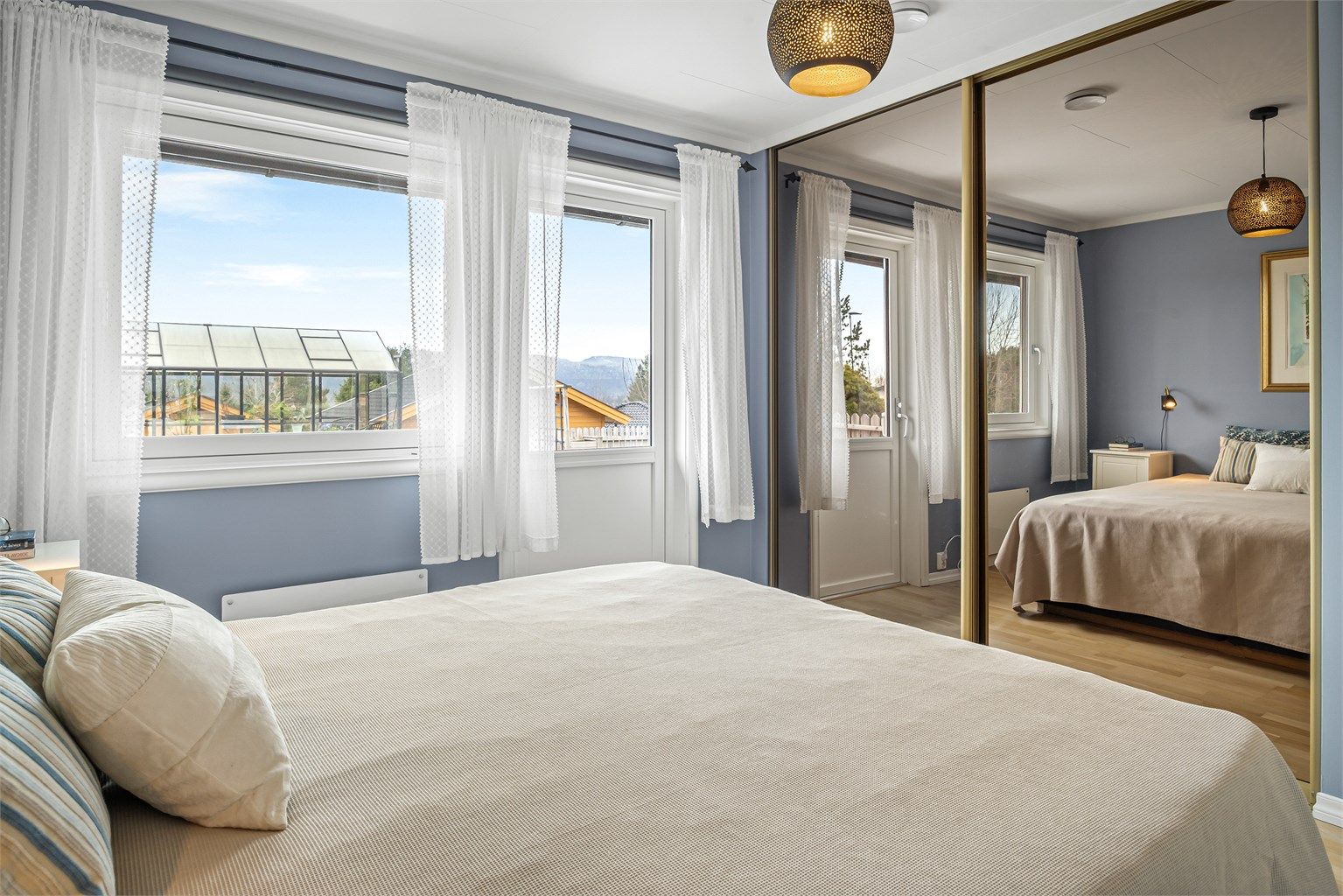 Fra hovedsoverommet er det direkte utgang til den sørvendte terrassen.